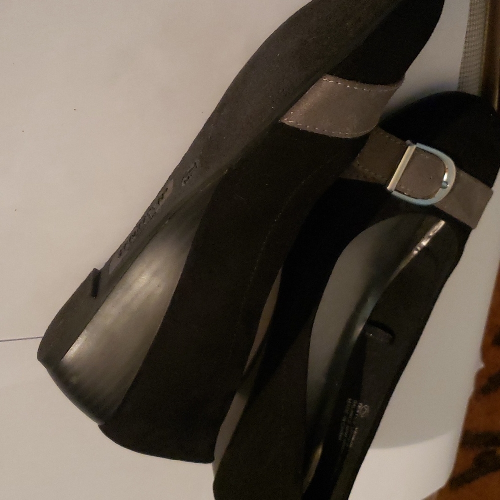 Shoes - Picture 4 of 6